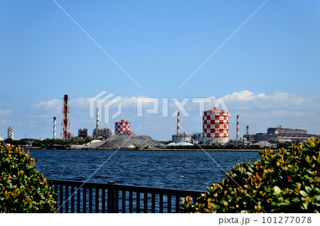 横浜市 鶴見線 海芝浦駅から見た工場地帯の風景 横浜市 鶴見線 海芝浦駅から見た工場地帯の風景 101277078