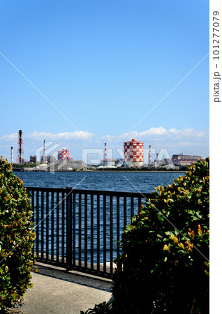 横浜市 鶴見線 海芝浦駅から見た工場地帯の風景 横浜市 鶴見線 海芝浦駅から見た工場地帯の風景 101277079