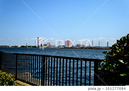 横浜市 鶴見線 海芝浦駅から見た工場地帯の風景 横浜市 鶴見線 海芝浦駅から見た工場地帯の風景 101277084