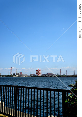 横浜市 鶴見線 海芝浦駅から見た工場地帯の風景 横浜市 鶴見線 海芝浦駅から見た工場地帯の風景 101277085