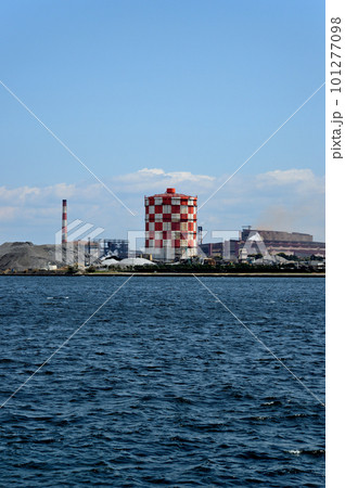横浜市 鶴見線 海芝浦駅から見た工場地帯の風景 横浜市 鶴見線 海芝浦駅から見た工場地帯の風景 101277098