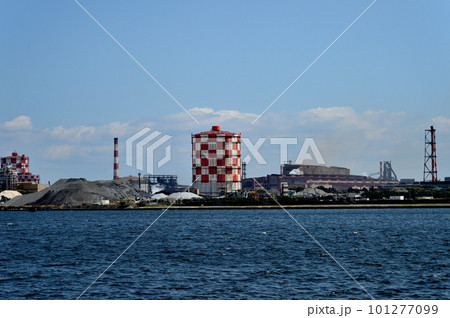 横浜市　鶴見線　海芝浦駅から見た工場地帯の風景 101277099