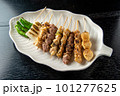 おいしい焼き鳥の盛り合わせ 101277625