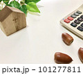 家と電卓、住宅のイメージ 101277811