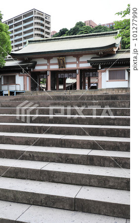階段の上にある照国神社 101277990