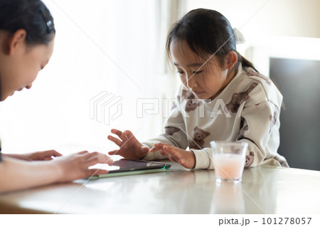 リビングでタブレット学習を楽しむ子ども 101278057