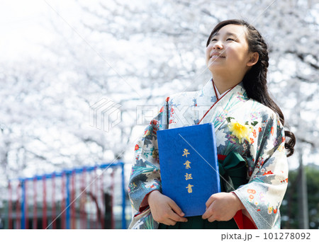 小学校を卒業する袴を着る小学生 101278092