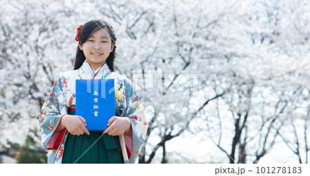 小学校を卒業する袴を着る小学生 101278183