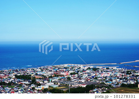展望台から見た枝幸市街とオホーツク海 北海道 展望台から見た枝幸市街とオホーツク海 北海道 101278331