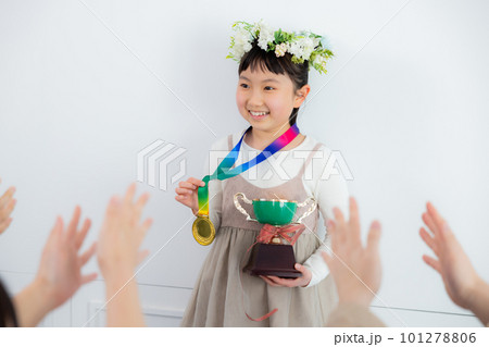 メダル　優勝カップ　表彰　小学生 101278806