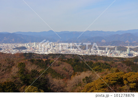 日本平から眺める静岡駅、東静岡駅と南アルプス（駿府城公園、静岡浅間神社、グランシップ） 101278876
