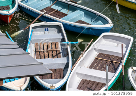 ボート乗り場に密集したボート 101278959