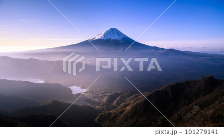(山梨県)御坂山地・王岳~鬼ヶ岳稜線から見る富士山の絶景 (山梨県)御坂山地・王岳~鬼ヶ岳稜線から見る富士山の絶景 101279141