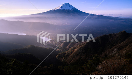 （山梨県）御坂山地・王岳～鬼ヶ岳稜線から見る富士山の絶景 101279143