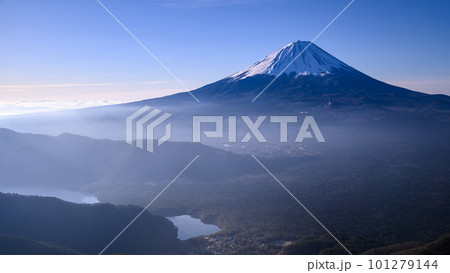(山梨県)御坂山地・王岳~鬼ヶ岳稜線から見る富士山の絶景 (山梨県)御坂山地・王岳~鬼ヶ岳稜線から見る富士山の絶景 101279144