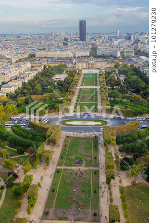エッフェル塔最上展望台から望むパリ市街(フランス-パリ) 101279230
