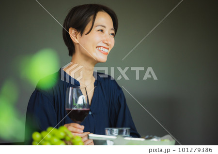 赤ワインを飲む女性 赤ワインを飲む女性 101279386