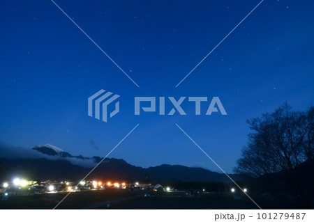 北杜市白州町、未明の空に残る春の大曲線 101279487