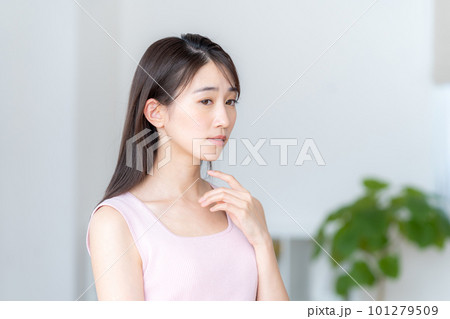 若い女性のスキケンア 101279509