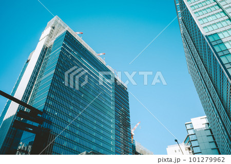 変貌を続ける横浜 すずかけ通り西交差点のビル建設風景 2023.03　フィルム調 101279962