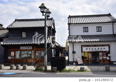 栃木市　蔵の街大通りのレトロな街並み 101280072