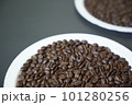 焙煎したコーヒー豆 101280256