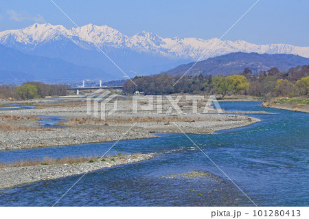 春の安曇野　田沢橋から望む犀川と北アルプス 101280413