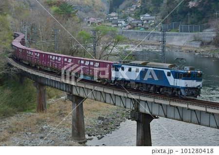 高梁川に架かる鉄橋を渡りS字にくねらせて走るEF64 1000更新色＋コンテナ列　伯備線　方谷～井倉 101280418