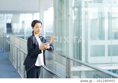 スーツを着たビジネスウーマンの画像 101280443