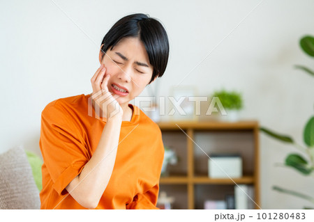 歯が痛い若い女性 101280483