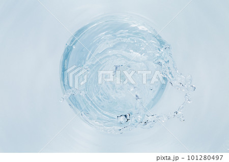 パイプから吹き出す水. パイプから吹き出す水. 101280497