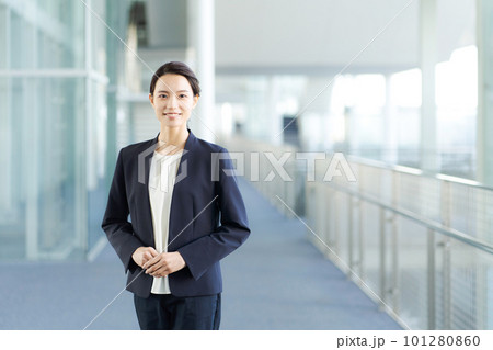 スーツを着たビジネスウーマンの画像 スーツを着たビジネスウーマンの画像 101280860