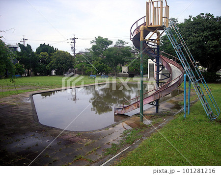 大雨で水浸しになった公園の砂場 101281216