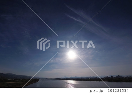 上層雲と大気光学現象が観えた朝空と川・春・超広角・空主体・230401am 上層雲と大気光学現象が観えた朝空と川・春・超広角・空主体・230401am 101281554