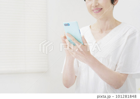 家でスマホを使う中年女性　顔無し 101281848