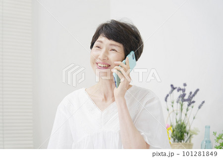 家でスマホで電話する中年女性 家でスマホで電話する中年女性 101281849