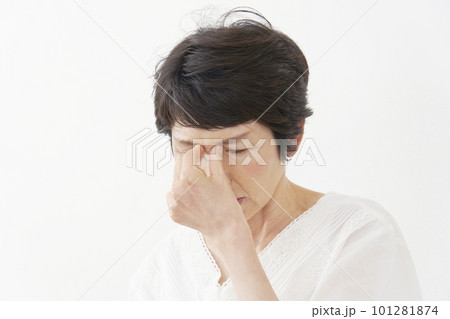 眼精疲労の中年女性 白背景 眼精疲労の中年女性 白背景 101281874
