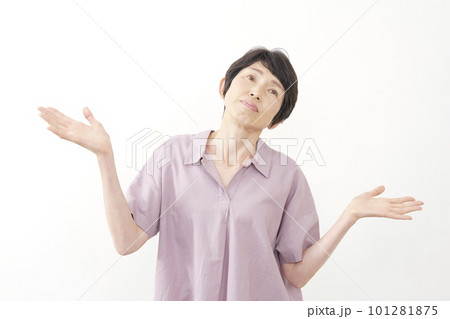 お手上げの中年女性 白背景 お手上げの中年女性 白背景 101281875