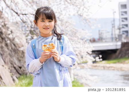 ありがとうを伝える小学生　thank you 101281891