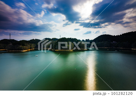 長秒露光による流ていく雲と鏡のような水面　2023年春奈良布目ダムにて 101282120