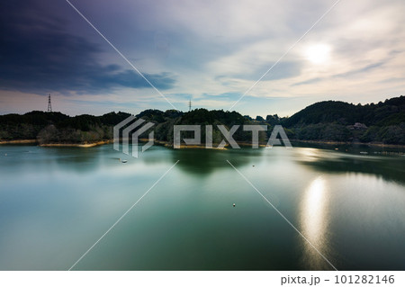 長秒露光による流ていく雲と鏡のような水面⑦　2023年春奈良布目ダムにて 101282146