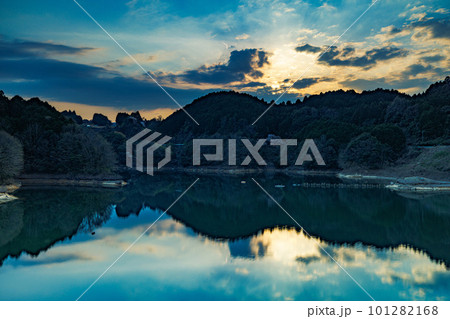 長秒露光による流ていく雲と鏡のような水面(沈み行く太陽)➄　2023年春奈良布目ダムにて 101282168