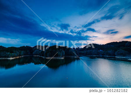 だんだんと暗さを増して行く夕焼け空②　2023年春奈良布目ダムにて 101282182