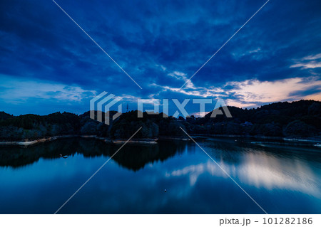 だんだんと暗さを増して行く夕焼け空➅　2023年春奈良布目ダムにて 101282186