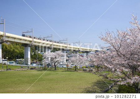 春の栗山公園と京成本線 千葉県成田市 春の栗山公園と京成本線 千葉県成田市 101282271