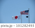 はためく日米の国旗 101282493