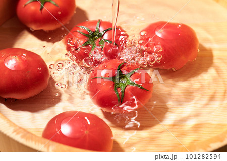 水で冷やしたトマトの写真素材 [101282594] - PIXTA