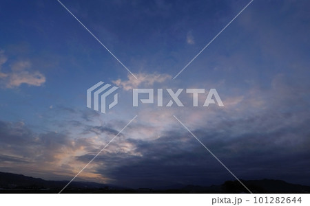 多様な雲が現れた春の朝空・超広角・空主体・230403am 101282644