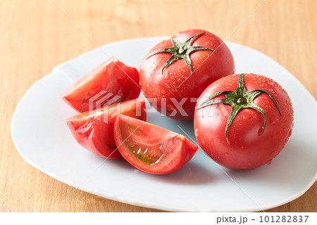 皿に盛り付けたフルーツトマト 101282837