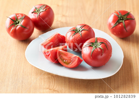 皿に盛り付けたフルーツトマト 101282839